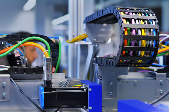 Unsichtbar, aber entscheidend: Warum Kabelkonfektionierung die Zuverlässigkeit moderner Industrieanlagen bestimmt Industrieanlagen